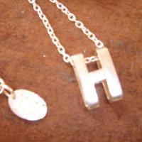 HOLLOW OUT H NECKLACE
