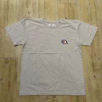 STICKER BACK PRINT ショートスリーブTシャツ